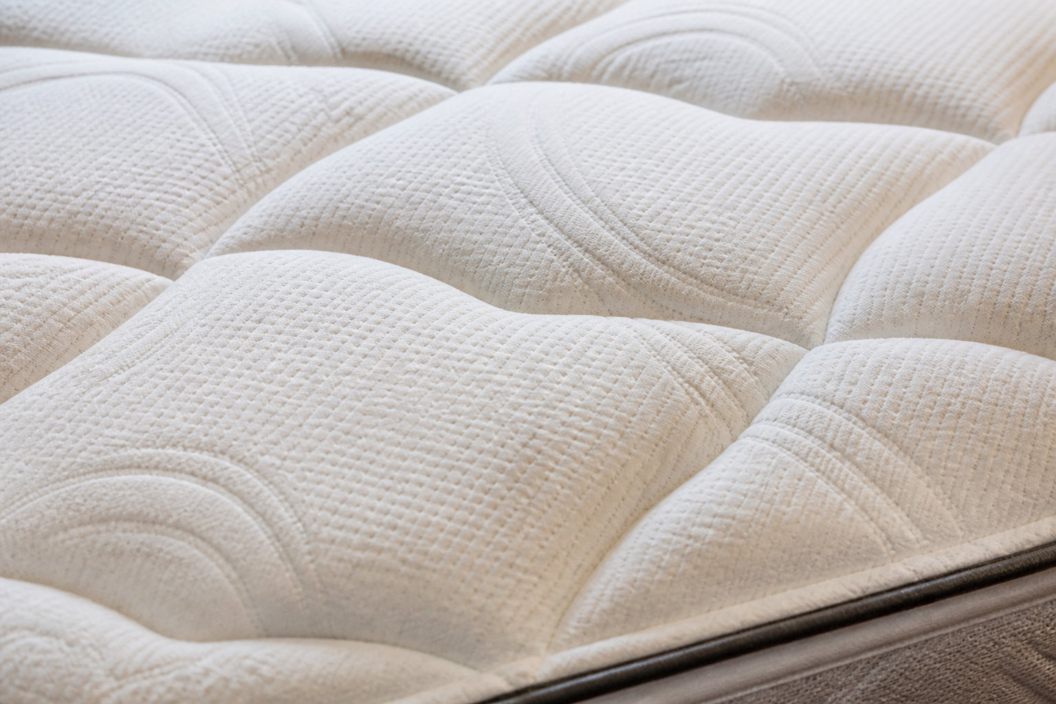 Gros plan sur la texture d'un matelas à mémoire de forme de haute qualité